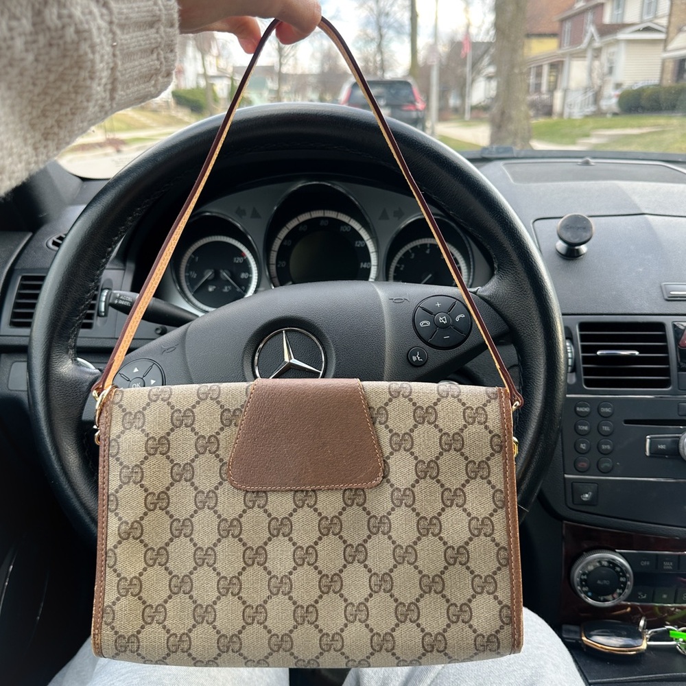 ✨🍒Vintage Gucci Beige GG Canvas Shoulder Bag with Brown Trim and Gold Chain🍒✨ - Picture 12 of 13